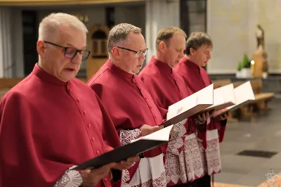 We wtorek 24 marca, w Katedrze Rzeszowskiej o godz. 19.00 podczas I Nieszporów Uroczystości Zwiastowania Pańskiego odbył się obrzęd wprowadzenia nowych kanoników Kapituły Katedralnej w Rzeszowie. Liturgii Nieszporów przewodniczył ks. Krzysztof Gołąbek, proboszcz Katedry i prepozyt Kapituły Katedralnej. Do grona kanoników katedralnych dołączyli: ks. dr Stanisław Kamiński, Wikariusz Biskupi ds. Życia Konsekrowanego oraz proboszcz parafii św. Józefa w Głogowie Małopolskim, ks. Jacek Szczęch, proboszcz parafii Matki Bożej Nieustającej Pomocy i św. Floriana w Rzeszowie oraz wykładowca w Instytucie Wyższych Studiów Teologicznych w Rzeszowie, ks. dr Lucjan Dyka, proboszcz parafii pw. św. Józefa Sebastiana Pelczara w Rzeszowie oraz wykładowca w Diecezjalnym Studium Organistowskim w Rzeszowie, ks. dr Piotr Potyrała, Dyrektor Caritas Diecezji Rzeszowskiej. fot. ks. Jakub Oczkowicz
