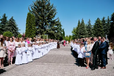 Maj to dla wielu najpiękniejszy miesiąc w roku. W liturgii Kościoła szczególnie wtedy czcimy Maryję oraz radujemy się ze Zmartwychwstania Pańskiego.
W niedzielę 12 maja w naszej Katedrze dzieci z klas III doświadczyły równie wielkiej radości po raz pierwszy w pełni uczestnicząc we Mszy Świętej. To niezwykłe spotkanie z Chrystusem w Komunii Świętej zostało poprzedzone przygotowaniem poprzez katechezy w szkole i spotkania w parafii, a także spowiedzią.
Poprzez niedzielną Eucharystie o godz. 12.00 celebrowaną przez ks. Krzysztofa Gołąbka, proboszcza naszej Katedry, 78 dzieci rozpoczęło wielką przygodę z Jezusem ukrytym w Najświętszym Sakramencie. Towarzyszyli im rodzice, którzy wraz ze swoimi dziećmi przygotowywali się do tego wydarzenia, a także najbliższa rodzina. Posługę w liturgii Mszy Świętej pełniły dzieci pierwszokomunijne oraz ich rodzice.
Wielka radość serc dzieci komunijnych promieniowała na wszystkich uczestników Mszy Świętej i przypominała zebranym na liturgii, że spotkanie z Jezusem Eucharystycznym to przywilej i wielkie szczęście. Czas tej wielkiej radości został przedłużony przez „Biały Tydzień”, w którym dzieci uczestniczyły w wieczornej Eucharystii, przyjmując Jezusa do swoich serc. 
Wszystkim dzieciom, które w tym roku przeżywały swoją Pierwszą Komunię Świętą, życzymy, aby nie gasł w nich zapał do poznawania Jezusa i Jego nauki, a radość, jaka towarzyszyła tym dniom, była nieodłączną towarzyszką ich spotkań z Jezusem w Eucharystii. A s. Julicie i ks. Julianowi dziękujemy za serce włożone w przygotowanie dzieci do tego wielkiego wydarzenia.
 
fot. Fotografia-64 Wacław Patro