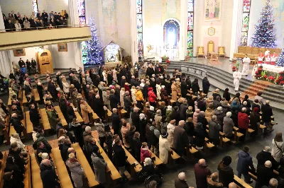 26 grudnia podczas Mszy Świętej o godz. 12.00 w Katedrze Rzeszowskiej posługę muzyczną podjął Katedralny Chór Chłopięco-Męski "Pueri Cantores Resovienses". Mszy Świętej przewodniczył bp Edward Białogłowski. Chórem dyrygowała Aleksandra Fiołek-Matuszewska. Ksiądz Biskup po Eucharystii tradycyjnie podzielił się z chórzystami opłatkiem.
fot. Patrycja Pelczar Reszko