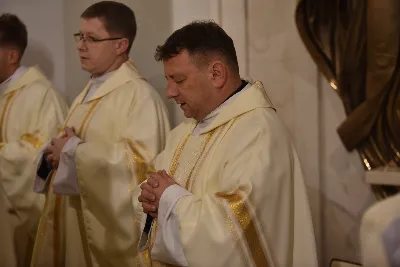 W liturgiczne wspomnienie św. Jana Apostoła (27 grudnia) w katedrze rzeszowskiej celebrowano Eucharystię, której przewodniczył bp Jan Wątroba. Mszę św. koncelebrował abp Edward Nowak, bp Edward Białogłowski, a także ok. 60 kapłanów, którzy wraz z przedstawicielami wspólnot, stowarzyszeń i instytucji modlili się w intencji Biskupa Rzeszowskiego z okazji jego imienin.
Homilię wygłosił ks. Janusz Kosior, proboszcz parafii pw. św. Jadwigi Królowej w Rzeszowie.
Na zakończenie Mszy św. bp Jan Wątroba podziękował za modlitwę i życzenia. 
fot. ks. Jakub Oczkowicz
