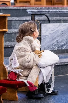 W wigilię uroczystości Bożego Narodzenia w rzeszowskiej katedrze została odprawiona tzw. Msza pasterzy, popularnie zwana „Pasterką”. Uroczystej Eucharystii na rozpoczęcie liturgicznego okresu Bożego Narodzenia przewodniczył bp Jan Wątroba, Pasterz Diecezji Rzeszowskiej. Po procesji wejścia, ks. Krzysztof Gołąbek, proboszcz parafii katedralnej, złożył figurkę Dzieciątka Jezus w symbolicznym żłóbku. Liturgia Słowa podkreślała radość z narodzenia oczekiwanego Mesjasza: „Dziś się narodził Chrystus Pan, Zbawiciel”. Homilię wygłosił bp Jan Wątroba. Na zakończenie uroczystej Eucharystii ks. Krzysztof Gołąbek złożył świąteczne życzenia wszystkim obecnym w katedrze oraz radiosłuchaczom Katolickiego Radia VIA. fot. Joanna Prasoł