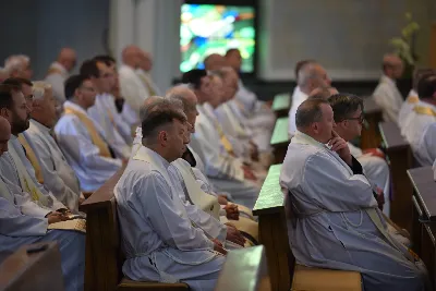 Duchowni diecezji rzeszowskiej spotkali się 8 czerwca 2024 r. w katedrze rzeszowskiej z racji dnia modlitw o uświęcenie kapłanów. Konferencję duchową wygłosiła s. Anna Maria Pudełko, psychopedagog powołania. Mszy św. koncelebrowanej przez ponad 200 kapłanów przewodniczył bp Jan Wątroba. fot. ks. Jakub Oczkowicz