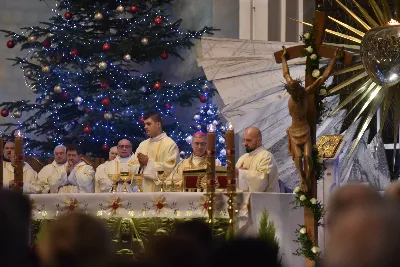 W liturgiczne wspomnienie św. Jana Apostoła (27 grudnia) w katedrze rzeszowskiej celebrowano Eucharystię, której przewodniczył bp Jan Wątroba. Mszę św. koncelebrował abp Edward Nowak, bp Edward Białogłowski, a także ok. 60 kapłanów, którzy wraz z przedstawicielami wspólnot, stowarzyszeń i instytucji modlili się w intencji Biskupa Rzeszowskiego z okazji jego imienin.
Homilię wygłosił ks. Janusz Kosior, proboszcz parafii pw. św. Jadwigi Królowej w Rzeszowie.
Na zakończenie Mszy św. bp Jan Wątroba podziękował za modlitwę i życzenia. 
fot. ks. Jakub Oczkowicz
