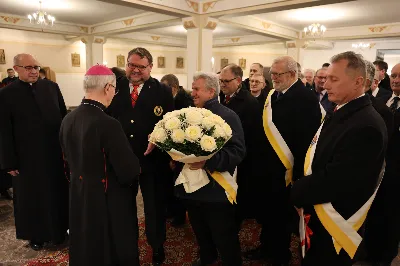 W liturgiczne wspomnienie św. Jana Apostoła (27 grudnia) w katedrze rzeszowskiej celebrowano Eucharystię, której przewodniczył bp Jan Wątroba. Mszę św. koncelebrował abp Edward Nowak, bp Edward Białogłowski, a także ok. 60 kapłanów, którzy wraz z przedstawicielami wspólnot, stowarzyszeń i instytucji modlili się w intencji Biskupa Rzeszowskiego z okazji jego imienin.
Homilię wygłosił ks. Janusz Kosior, proboszcz parafii pw. św. Jadwigi Królowej w Rzeszowie.
Na zakończenie Mszy św. bp Jan Wątroba podziękował za modlitwę i życzenia. 
fot. ks. Jakub Oczkowicz
