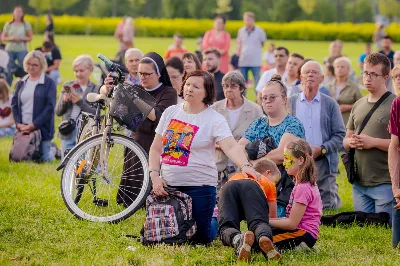 Od 3 do 9 czerwca 2024 r. w obchodzony był Tydzień Modlitw o Świętość Małżeństw i Rodzin, który przebiegał pod hasłem „Rodzinami do Maryi”. Zwieńczeniem tego tygodnia był Dzień Świętości Małżeństw i Rodzin zorganizowany przez Duszpasterstwo Rodzin Diecezji Rzeszowskiej. Z tej racji w katedrze rzeszowskiej odprawiono Mszę św., której przewodniczył bp Edward Białogłowski. W koncelebrze wzięło udział 10 kapłanów. Eucharystia zgromadziła małżeństwa i rodziny, pośród których szczególną grupę stanowiło 150 małżeństw, które w tym roku przeżywają 50. rocznicę zawarcia sakramentu małżeństwa. Po zakończeniu liturgii 150 małżeństw, które przeżywają w tym roku 50. rocznicę zawarcia sakramentu małżeństwa otrzymało okolicznościowe pismo podpisane przez bp. Jana Wątrobę. Kolejnym punktem obchodów Dnia Świętości Małżeństw i Rodzin był Piknik Rodzinny zorganizowany w Parku Papieskim. fot. Tadeusz Poźniak