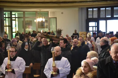 „Jesteśmy pielgrzymami do wiecznej ojczyzny. Pielgrzymka jest symbolem i ilustracją ludzkiego życia na ziemi i kondycji człowieka. Pielgrzym zaś to jedno z najpiękniejszych imion, jakie historia nadała człowiekowi” – mówił bp Jan Wątroba w katedrze rzeszowskiej podczas diecezjalnej inauguracji Roku Jubileuszowego 2025.
Uroczystości rozpoczęły się w kościele akademickim pw. św. Jadwigi Królowej w Rzeszowie. Tam odczytano fragment bulli „Spes non confundit”, a następnie procesja z Krzyżem jubileuszowym, ulicami miasta, dotarła do kościoła katedralnego.
Po dotarciu do katedry, przed głównym wejściem, wiernym obecnym na placu ukazano krzyż i odśpiewano hymn Roku Jubileuszowego 2025.
Kolejnym ważnym momentem liturgii było błogosławieństwo wody w chrzcielnicy, którą pokropiono wiernych uczestniczących we Mszy św.
Eucharystii przewodniczył bp Jan Wątroba, zaś w koncelebrze uczestniczyli bp Edward Białogłowski, bp Kazimierz Górny oraz ok. 50 kapłanów.
Homilię wygłosił bp Jan Wątroba. Po zakończeniu Mszy św. przedstawiciele 25 wspólnot parafialnych z rąk bp. Jana Wątroby odebrali świece jubileuszowe, a także dekrety ustanawiające kościoły jubileuszowe w diecezji rzeszowskiej. Podczas Mszy Swiętej śpiewał Katedralny Chór Chłopięco-Męski „Pueri Cantores Resovienses”.
Fot. ks. Jakub Oczkowicz

