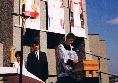 Figura Matki Bożej Fatimskiej została sprowadzona do kościoła Najświętszego Serca Pana Jezusa w Rzeszowie (od 1992 r. katedry) w 1982 r. z Fatimy. Koronacja figury odbyła się 13 czerwca 1993 r. Koronacji dokonał bp Kazimierz Górny wspólnie z bp. Julianem Groblickim i bp. Edwardem Białogłowskim. 
