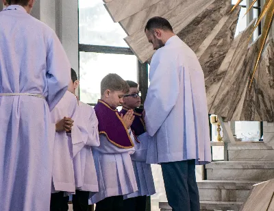 W V Niedzielę Wielkiego Postu, podczas Mszy Świętej o godz. 12:00, ks. Krzysztof Gołąbek – proboszcz naszej Katedry, przyjął do grona Liturgicznej Służby Ołtarza siedmiu nowych ministrantów.  Po odpowiednim przygotowaniu, pod czujnym okiem ks. Pawła Wójcika oraz animatorów Adama i Miłosza, chłopcy otrzymali stopień ministranta choralisty – po raz pierwszy założyli kołnierzyki i otrzymali legitymacje ministranckie. To wyjątkowy moment i ogromna radość dla naszej wspólnoty! Podczas Mszy Świętej zaśpiewała Dziewczęca Schola Katedralna. Serdecznie gratulujemy chłopcom odwagi oraz życzymy wytrwałości w tej pięknej służbie przy Ołtarzu Pana Jezusa. Jeśli chcesz dołączyć do grona ministrantów – serdecznie zapraszamy! Zainteresowanych prosimy o kontakt z ks. Pawłem Wójcikiem.
fot. Antoni Ważny