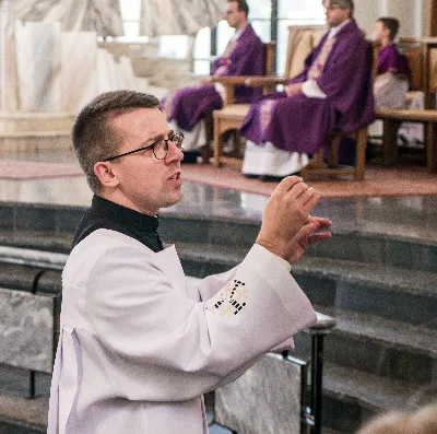 W V Niedzielę Wielkiego Postu, podczas Mszy Świętej o godz. 12:00, ks. Krzysztof Gołąbek – proboszcz naszej Katedry, przyjął do grona Liturgicznej Służby Ołtarza siedmiu nowych ministrantów.  Po odpowiednim przygotowaniu, pod czujnym okiem ks. Pawła Wójcika oraz animatorów Adama i Miłosza, chłopcy otrzymali stopień ministranta choralisty – po raz pierwszy założyli kołnierzyki i otrzymali legitymacje ministranckie. To wyjątkowy moment i ogromna radość dla naszej wspólnoty! Podczas Mszy Świętej zaśpiewała Dziewczęca Schola Katedralna. Serdecznie gratulujemy chłopcom odwagi oraz życzymy wytrwałości w tej pięknej służbie przy Ołtarzu Pana Jezusa. Jeśli chcesz dołączyć do grona ministrantów – serdecznie zapraszamy! Zainteresowanych prosimy o kontakt z ks. Pawłem Wójcikiem.
fot. Antoni Ważny