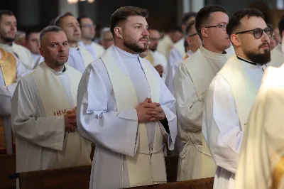 „Eucharystia powinna nas prowadzić do odkrycia kapłańskiej misji Ludu Bożego, kapłańskiej misji każdego z nas” – powiedział Biskup Rzeszowski podczas Mszy Wieczerzy Pańskiej, której przewodniczył w katedrze rzeszowskiej w Wielki Czwartek, 2 kwietnia 2026 r.

Podczas uroczystej liturgii Wielkiego Czwartku w katedrze rzeszowskiej, której przewodniczył bp Jan Wątroba, wierni zostali zaproszeni do refleksji nad tajemnicą Eucharystii, kapłaństwa oraz powołania całego Ludu Bożego do udziału w misji Chrystusa. Na zakończenie homilii biskup zachęcił do szczególnej modlitwy za kapłanów, zwłaszcza tych przeżywających trudności i kryzysy. „Panie Jezu, dobry pasterzu i towarzyszu wędrówki, dziś powierzamy Ci wszystkich kapłanów, ale zwłaszcza tych, którzy przechodzą chwilę kryzysu” – powiedział Biskup Rzeszowski. Wezwał także wspólnotę wiernych do troski o kapłanów poprzez modlitwę, życzliwość i wsparcie.

Wielkoczwartkowa liturgia w katedrze rzeszowskiej stała się nie tylko dziękczynieniem za dar Eucharystii i kapłaństwa, ale także wezwaniem do odnowienia świadomości odpowiedzialności każdego wiernego za życie Kościoła i świadectwo wiary w świecie. fot. ks. Jakub Oczkowicz