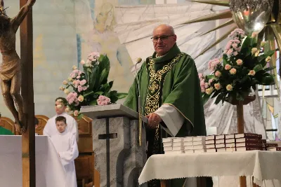 W niedzielę, 16 listopada, w Katedrze pw. Najświętszego Serca Pana Jezusa w Rzeszowie odbyła się uroczysta Msza Święta z okazji jubileuszu 40-lecia Katedralnego Chóru Chłopięco-Męskiego „Pueri Cantores Resovienses”. Eucharystii przewodniczył ks. Krzysztof Gołąbek, proboszcz Katedry.

Pod batutą Aleksandry Fiołek-Matuszewskiej oraz chórzysty Marcelego Kyca chór wykonał kilka utworów ze swojego repertuaru, wypełniając Katedrę pięknem muzyki sakralnej.

Wyjątkowym momentem było przyjęcie dziesięciu chłopców do grona chórzystów. W asyście prezesa chóru, Ryszarda Bieńka, młodzi śpiewacy złożyli uroczyste przyrzeczenie godnego reprezentowania chóru, Katedry Rzeszowskiej i miasta.

Radość przeżywały także dzieci przygotowujące się do I Komunii Świętej, które podczas Mszy Świętej otrzymały swoje pierwsze modlitewniki. W homilii ks. Julian Wybraniec, duszpasterz chóru z ramienia bpa Jana Wątroby, przypomniał o znaczeniu modlitewnika w życiu każdego chrześcijanina.

Przed nami kolejna uroczystość! Już 24 listopada o godz. 18.00 w Instytucie Teologiczno-Pastoralnym w Rzeszowie odbędzie się wyjątkowy koncert jubileuszowy. 

fot. Patrycja Pelczar Reszko