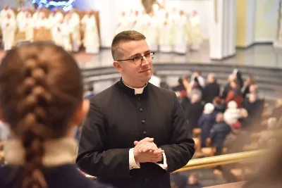 Uroczystej liturgii w uroczystość Objawienia Pańskiego w katedrze rzeszowskiej przewodniczył bp Jan Wątroba. W koncelebrze wziął udział bp Kazimierz Górny oraz kilkudziesięciu kapłanów. Szczególną intencją Eucharystii była modlitwa za bp. Kazimierza Górnego, obchodzącego 40. rocznicę sakry biskupiej oraz za bp. Edwarda Białogłowskiego, który święcenia biskupie przyjął 37 lat temu.
Na początku liturgii przedstawiciele parafii przekazali życzenia Biskupom Seniorom. Po odczytaniu Ewangelii, zgodnie z dawnym zwyczajem, wygłoszono Anuncjacę, czyli ogłoszenie dat Świąt Paschalnych i innych świąt ruchomych w bieżącym roku liturgicznym. Obrzęd ten ma na celu przypomnienie, że całe życie chrześcijanina i liturgia Kościoła, zmierzają ku najważniejszej tajemnicy, Paschy Chrystusa. Podczas liturgii, zgodnie ze świątecznym zwyczajem, pobłogosławiono kredę i kadzidło.
Na zakończenie Mszy św. bp Kazimierz Górny podziękował uczestnikom liturgii za wspólną modlitwę i przekazane życzenia. fot. ks. Jakub Oczkowicz