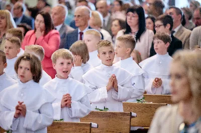 Maj to dla wielu najpiękniejszy miesiąc w roku. W liturgii Kościoła szczególnie wtedy czcimy Maryję oraz radujemy się ze Zmartwychwstania Pańskiego.
W niedzielę 12 maja w naszej Katedrze dzieci z klas III doświadczyły równie wielkiej radości po raz pierwszy w pełni uczestnicząc we Mszy Świętej. To niezwykłe spotkanie z Chrystusem w Komunii Świętej zostało poprzedzone przygotowaniem poprzez katechezy w szkole i spotkania w parafii, a także spowiedzią.
Poprzez niedzielną Eucharystie o godz. 12.00 celebrowaną przez ks. Krzysztofa Gołąbka, proboszcza naszej Katedry, 78 dzieci rozpoczęło wielką przygodę z Jezusem ukrytym w Najświętszym Sakramencie. Towarzyszyli im rodzice, którzy wraz ze swoimi dziećmi przygotowywali się do tego wydarzenia, a także najbliższa rodzina. Posługę w liturgii Mszy Świętej pełniły dzieci pierwszokomunijne oraz ich rodzice.
Wielka radość serc dzieci komunijnych promieniowała na wszystkich uczestników Mszy Świętej i przypominała zebranym na liturgii, że spotkanie z Jezusem Eucharystycznym to przywilej i wielkie szczęście. Czas tej wielkiej radości został przedłużony przez „Biały Tydzień”, w którym dzieci uczestniczyły w wieczornej Eucharystii, przyjmując Jezusa do swoich serc. 
Wszystkim dzieciom, które w tym roku przeżywały swoją Pierwszą Komunię Świętą, życzymy, aby nie gasł w nich zapał do poznawania Jezusa i Jego nauki, a radość, jaka towarzyszyła tym dniom, była nieodłączną towarzyszką ich spotkań z Jezusem w Eucharystii. A s. Julicie i ks. Julianowi dziękujemy za serce włożone w przygotowanie dzieci do tego wielkiego wydarzenia.
 
fot. Fotografia-64 Wacław Patro