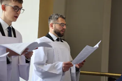 „Eucharystia powinna nas prowadzić do odkrycia kapłańskiej misji Ludu Bożego, kapłańskiej misji każdego z nas” – powiedział Biskup Rzeszowski podczas Mszy Wieczerzy Pańskiej, której przewodniczył w katedrze rzeszowskiej w Wielki Czwartek, 2 kwietnia 2026 r.

Podczas uroczystej liturgii Wielkiego Czwartku w katedrze rzeszowskiej, której przewodniczył bp Jan Wątroba, wierni zostali zaproszeni do refleksji nad tajemnicą Eucharystii, kapłaństwa oraz powołania całego Ludu Bożego do udziału w misji Chrystusa. Na zakończenie homilii biskup zachęcił do szczególnej modlitwy za kapłanów, zwłaszcza tych przeżywających trudności i kryzysy. „Panie Jezu, dobry pasterzu i towarzyszu wędrówki, dziś powierzamy Ci wszystkich kapłanów, ale zwłaszcza tych, którzy przechodzą chwilę kryzysu” – powiedział Biskup Rzeszowski. Wezwał także wspólnotę wiernych do troski o kapłanów poprzez modlitwę, życzliwość i wsparcie.

Wielkoczwartkowa liturgia w katedrze rzeszowskiej stała się nie tylko dziękczynieniem za dar Eucharystii i kapłaństwa, ale także wezwaniem do odnowienia świadomości odpowiedzialności każdego wiernego za życie Kościoła i świadectwo wiary w świecie. fot. ks. Jakub Oczkowicz