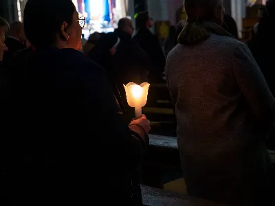 „Zaiste, godna jesteś, Matko, wszelkiej chwały, któraś między wszystkimi świętymi Najświętsze zrodziła Słowo. Od przyszłej kary wybaw nas, którzy pospołu do Ciebie wołamy: Alleluja”. Tymi słowami wychwalali Matkę Bożą zgromadzeni w rzeszowskiej katedrze w wigilię jednej z najważniejszych uroczystości w Kościele – uroczystości Niepokalanego Poczęcia Najświętszej Maryi Panny. W tym szczególnym dniu miało miejsce nabożeństwo Akatystu ku czci Bogurodzicy – jednego z najstarszych hymnów liturgicznych wychwalających Najświętszą Maryję Pannę.

Nabożeństwo zyskało szczególną rangę, gdyż wraz z wiernymi modlił się także Biskup Rzeszowski Jan Wątroba, co podkreślało doniosłość tego wydarzenia dla katedralnej wspólnoty.

Historia Akatystu sięga V wieku, a jego autorstwo przypisuje się świętemu Romanowi Pieśniarzowi. Według tradycji, święty otrzymał hymn w niezwykły sposób – miał się mu objawić we śnie Niebiański Wysłannik i wręczyć zwój z tekstem. Rankiem święty Roman wyśpiewał jego treść, a hymn ten przez wieki rozbrzmiewa ku czci Bogurodzicy. Według jednej z podań historycznych, Akatyst został po raz pierwszy wykonany 7 sierpnia 626 roku, gdy – za wstawiennictwem Maryi – miasto Konstantynopol zostało cudownie uratowane przed najazdem. Wtedy też mieszkańcy śpiewali hymn całą noc, stojąc na znak wdzięczności i czci.

Choć Akatyst wywodzi się z tradycji bizantyńskiej i jest ściśle związany z liturgią wschodnią, już w VIII wieku został przetłumaczony na łacinę, a później na wiele języków narodowych. W ten sposób trafił także do praktyki liturgicznej Kościoła Zachodniego. Współcześnie jest odmawiany i śpiewany w wielu kościołach w Polsce – zwłaszcza przy okazji uroczystości maryjnych, takich jak 8 grudnia (Niepokalane Poczęcie NMP) czy 25 marca (Zwiastowanie NMP).

Akatyst składa się z 24 zwrotek, które ułożone są według kolejnych liter alfabetu. Każda strofa wprowadza głęboką refleksję nad tajemnicą Wcielenia Słowa i rolą Maryi w planie zbawienia. Niezwykłym elementem tej modlitwy jest fakt, że każda dłuższa strofa rozpoczyna się uroczystym „Witaj”, a kończy wezwaniem „Witaj Oblubienico Dziewicza”. Ze względu na greckie znaczenie słowa akathistos („nie siedzący”), hymn wykonuje się na stojąco.

W przeddzień uroczystości Niepokalanego Poczęcia NMP wierni licznie zgromadzili się w rzeszowskiej katedrze, by wspólnie uwielbiać Tę, która została zachowana od zmazy pierworodnej. Wprowadzenia w modlitwę Akatystu dokonał ks. Julian Wybraniec, przypominając historię tego starożytnego nabożeństwa i objaśniając jego strukturę. Po uroczystej procesji wejścia, przy figurze Matki Bożej Fatimskiej, rozpoczęto modlitwę wezwaniem „O Waleczna Hetmanko”. Nabożeństwu przewodniczył ks. Karol Migut, wikariusz katedralny, a trzygłosowy śpiew poprowadziła Katedralna Schola Liturgiczna pod dyrekcją ks. Juliana Wybrańca.

Wyjątkowy klimat tej modlitwy podkreślały elementy pełne symboliki – figura Matki Bożej wielokrotnie okadzana, światła w świątyni niemal całkowicie zgaszone, a jedynym światłem stały się zapalone świece trzymane w dłoniach wiernych. Nabożeństwo zakończyło się uroczystym błogosławieństwem i rozesłaniem.

Bogactwo duchowe i teologiczne Akatystu pozwoliło uczestnikom nie tylko przygotować się do uroczystości Niepokalanego Poczęcia, ale także pogłębić refleksję nad rolą Maryi w Boskim planie zbawienia. Wyszeptane i uniesione modlitwy pomogły wiernym dostrzec, że Maryja jest Przewodniczką na drodze przygotowania do przyjścia Zbawiciela – zarówno w nadchodzącego Bożego Narodzenia, jak i w oczekiwanym powtórnym przyjściu Chrystusa na ziemię.

Niech ta modlitwa, odwieczna w swojej treści i dziś odżywająca przez wspólne uczestnictwo, pogłębi w nas wiarę, nadzieję i miłość – zwłaszcza w czasie Adwentu.

Angelika Karnasiewicz, fot. Antoni Ważny
