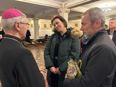 W liturgiczne wspomnienie św. Jana Apostoła (27.12.) w katedrze rzeszowskiej celebrowano Eucharystię, której przewodniczył bp Jan Wątroba. Mszę św. koncelebrował bp Edward Białogłowski, a także ok. 60 kapłanów, którzy wraz z przedstawicielami wspólnot, stowarzyszeń i instytucji modlili się w intencji Biskupa Rzeszowskiego z okazji jego imienin. Homilię wygłosił ks. Tomasz Nowak, proboszcz parafii pw. Świętego Krzyża w Rzeszowie, który pełni również funkcję dziekana dekanatu Rzeszów-Fara oraz wicedyrektora Katolickiego Radia Via. Na zakończenie Mszy św. bp Jan Wątroba podziękował za modlitwę i życzenia.