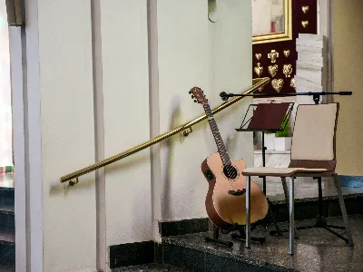 W V Niedzielę Wielkiego Postu, podczas Mszy Świętej o godz. 12:00, ks. Krzysztof Gołąbek – proboszcz naszej Katedry, przyjął do grona Liturgicznej Służby Ołtarza siedmiu nowych ministrantów.  Po odpowiednim przygotowaniu, pod czujnym okiem ks. Pawła Wójcika oraz animatorów Adama i Miłosza, chłopcy otrzymali stopień ministranta choralisty – po raz pierwszy założyli kołnierzyki i otrzymali legitymacje ministranckie. To wyjątkowy moment i ogromna radość dla naszej wspólnoty! Podczas Mszy Świętej zaśpiewała Dziewczęca Schola Katedralna. Serdecznie gratulujemy chłopcom odwagi oraz życzymy wytrwałości w tej pięknej służbie przy Ołtarzu Pana Jezusa. Jeśli chcesz dołączyć do grona ministrantów – serdecznie zapraszamy! Zainteresowanych prosimy o kontakt z ks. Pawłem Wójcikiem.
fot. Antoni Ważny