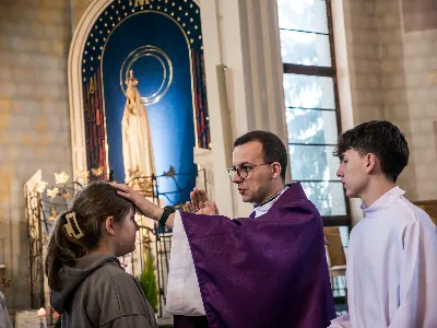 W V Niedzielę Wielkiego Postu, podczas Mszy Świętej o godz. 12:00, ks. Krzysztof Gołąbek – proboszcz naszej Katedry, przyjął do grona Liturgicznej Służby Ołtarza siedmiu nowych ministrantów.  Po odpowiednim przygotowaniu, pod czujnym okiem ks. Pawła Wójcika oraz animatorów Adama i Miłosza, chłopcy otrzymali stopień ministranta choralisty – po raz pierwszy założyli kołnierzyki i otrzymali legitymacje ministranckie. To wyjątkowy moment i ogromna radość dla naszej wspólnoty! Podczas Mszy Świętej zaśpiewała Dziewczęca Schola Katedralna. Serdecznie gratulujemy chłopcom odwagi oraz życzymy wytrwałości w tej pięknej służbie przy Ołtarzu Pana Jezusa. Jeśli chcesz dołączyć do grona ministrantów – serdecznie zapraszamy! Zainteresowanych prosimy o kontakt z ks. Pawłem Wójcikiem.
fot. Antoni Ważny