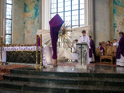 W V Niedzielę Wielkiego Postu, podczas Mszy Świętej o godz. 12:00, ks. Krzysztof Gołąbek – proboszcz naszej Katedry, przyjął do grona Liturgicznej Służby Ołtarza siedmiu nowych ministrantów.  Po odpowiednim przygotowaniu, pod czujnym okiem ks. Pawła Wójcika oraz animatorów Adama i Miłosza, chłopcy otrzymali stopień ministranta choralisty – po raz pierwszy założyli kołnierzyki i otrzymali legitymacje ministranckie. To wyjątkowy moment i ogromna radość dla naszej wspólnoty! Podczas Mszy Świętej zaśpiewała Dziewczęca Schola Katedralna. Serdecznie gratulujemy chłopcom odwagi oraz życzymy wytrwałości w tej pięknej służbie przy Ołtarzu Pana Jezusa. Jeśli chcesz dołączyć do grona ministrantów – serdecznie zapraszamy! Zainteresowanych prosimy o kontakt z ks. Pawłem Wójcikiem.
fot. Antoni Ważny