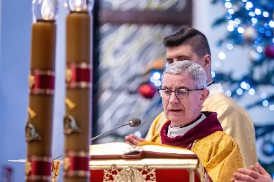 W wigilię uroczystości Bożego Narodzenia w rzeszowskiej katedrze została odprawiona tzw. Msza pasterzy, popularnie zwana „Pasterką”. Uroczystej Eucharystii na rozpoczęcie liturgicznego okresu Bożego Narodzenia przewodniczył bp Jan Wątroba, Pasterz Diecezji Rzeszowskiej. Po procesji wejścia, ks. Krzysztof Gołąbek, proboszcz parafii katedralnej, złożył figurkę Dzieciątka Jezus w symbolicznym żłóbku. Liturgia Słowa podkreślała radość z narodzenia oczekiwanego Mesjasza: „Dziś się narodził Chrystus Pan, Zbawiciel”. Homilię wygłosił bp Jan Wątroba. Na zakończenie uroczystej Eucharystii ks. Krzysztof Gołąbek złożył świąteczne życzenia wszystkim obecnym w katedrze oraz radiosłuchaczom Katolickiego Radia VIA. fot. Joanna Prasoł