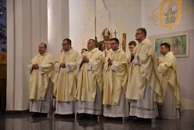 Uroczystej liturgii w uroczystość Objawienia Pańskiego w katedrze rzeszowskiej przewodniczył bp Jan Wątroba. W koncelebrze wziął udział bp Kazimierz Górny oraz kilkudziesięciu kapłanów. Szczególną intencją Eucharystii była modlitwa za bp. Kazimierza Górnego, obchodzącego 40. rocznicę sakry biskupiej oraz za bp. Edwarda Białogłowskiego, który święcenia biskupie przyjął 37 lat temu.
Na początku liturgii przedstawiciele parafii przekazali życzenia Biskupom Seniorom. Po odczytaniu Ewangelii, zgodnie z dawnym zwyczajem, wygłoszono Anuncjacę, czyli ogłoszenie dat Świąt Paschalnych i innych świąt ruchomych w bieżącym roku liturgicznym. Obrzęd ten ma na celu przypomnienie, że całe życie chrześcijanina i liturgia Kościoła, zmierzają ku najważniejszej tajemnicy, Paschy Chrystusa. Podczas liturgii, zgodnie ze świątecznym zwyczajem, pobłogosławiono kredę i kadzidło.
Na zakończenie Mszy św. bp Kazimierz Górny podziękował uczestnikom liturgii za wspólną modlitwę i przekazane życzenia. fot. ks. Jakub Oczkowicz