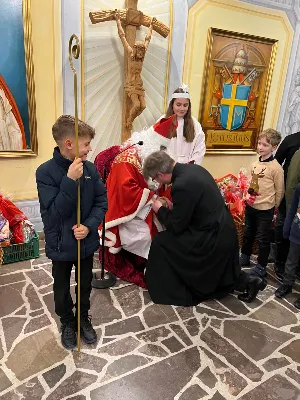 6 grudnia św. Mikołaj przybył także do naszej Katedry. Nie przyszedł z pustymi rękami. Obdarował grzeczne dzieci prezentami i porozmawiał z każdym, kto do niego podszedł. Przekazujemy pozdrowienia od św. Mikołaja dla całej parafii i obietnicę wizyty w przyszłym roku.