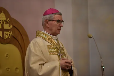 Uroczystej liturgii w uroczystość Objawienia Pańskiego w katedrze rzeszowskiej przewodniczył bp Jan Wątroba. W koncelebrze wziął udział bp Kazimierz Górny oraz kilkudziesięciu kapłanów. Szczególną intencją Eucharystii była modlitwa za bp. Kazimierza Górnego, obchodzącego 40. rocznicę sakry biskupiej oraz za bp. Edwarda Białogłowskiego, który święcenia biskupie przyjął 37 lat temu.
Na początku liturgii przedstawiciele parafii przekazali życzenia Biskupom Seniorom. Po odczytaniu Ewangelii, zgodnie z dawnym zwyczajem, wygłoszono Anuncjacę, czyli ogłoszenie dat Świąt Paschalnych i innych świąt ruchomych w bieżącym roku liturgicznym. Obrzęd ten ma na celu przypomnienie, że całe życie chrześcijanina i liturgia Kościoła, zmierzają ku najważniejszej tajemnicy, Paschy Chrystusa. Podczas liturgii, zgodnie ze świątecznym zwyczajem, pobłogosławiono kredę i kadzidło.
Na zakończenie Mszy św. bp Kazimierz Górny podziękował uczestnikom liturgii za wspólną modlitwę i przekazane życzenia. fot. ks. Jakub Oczkowicz