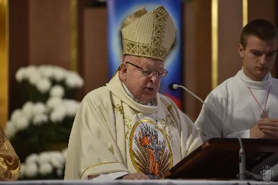 W sobotę, 15 listopada 2025 r., w Sanktuarium św. Józefa w Rzeszowie aż 205 ministrantów z całej diecezji otrzymało błogosławieństwo do pełnienia funkcji lektora. Wśród nich znalazło się dziesięciu przedstawicieli naszej parafii – 9 chłopców i 1 dorosły mężczyzna.

Podczas uroczystości Ks. Bp Kazimierz Górny przypomniał, jak odpowiedzialna jest rola tych, którzy proklamują Słowo Boże. Podkreślił, że liczy się nie tylko piękna dykcja i postawa liturgiczna, ale również godne, chrześcijańskie życie na co dzień.

Nowi lektorzy z naszej parafii to: Wojciech, Paweł, Piotr, Wojciech, Dawid, Damian, Dawid, Michał, Olaf, Aleksander.

Składamy serdeczne gratulacje nowym lektorom, ich rodzicom oraz ks. Pawłowi Wójcikowi – opiekunowi LSO! Niech zapał i gotowość do służby sprawią, że ich posługa Słowa będzie umacniać całą naszą wspólnotę.

fot. ks. Jakub Oczkowicz, Łukasz Lewandowski, Wiktor Woliński