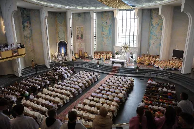 „Eucharystia powinna nas prowadzić do odkrycia kapłańskiej misji Ludu Bożego, kapłańskiej misji każdego z nas” – powiedział Biskup Rzeszowski podczas Mszy Wieczerzy Pańskiej, której przewodniczył w katedrze rzeszowskiej w Wielki Czwartek, 2 kwietnia 2026 r.

Podczas uroczystej liturgii Wielkiego Czwartku w katedrze rzeszowskiej, której przewodniczył bp Jan Wątroba, wierni zostali zaproszeni do refleksji nad tajemnicą Eucharystii, kapłaństwa oraz powołania całego Ludu Bożego do udziału w misji Chrystusa. Na zakończenie homilii biskup zachęcił do szczególnej modlitwy za kapłanów, zwłaszcza tych przeżywających trudności i kryzysy. „Panie Jezu, dobry pasterzu i towarzyszu wędrówki, dziś powierzamy Ci wszystkich kapłanów, ale zwłaszcza tych, którzy przechodzą chwilę kryzysu” – powiedział Biskup Rzeszowski. Wezwał także wspólnotę wiernych do troski o kapłanów poprzez modlitwę, życzliwość i wsparcie.

Wielkoczwartkowa liturgia w katedrze rzeszowskiej stała się nie tylko dziękczynieniem za dar Eucharystii i kapłaństwa, ale także wezwaniem do odnowienia świadomości odpowiedzialności każdego wiernego za życie Kościoła i świadectwo wiary w świecie. fot. ks. Jakub Oczkowicz