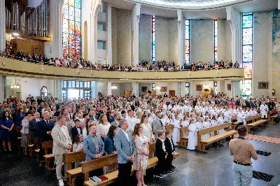 Maj to dla wielu najpiękniejszy miesiąc w roku. W liturgii Kościoła szczególnie wtedy czcimy Maryję oraz radujemy się ze Zmartwychwstania Pańskiego.
W niedzielę 12 maja w naszej Katedrze dzieci z klas III doświadczyły równie wielkiej radości po raz pierwszy w pełni uczestnicząc we Mszy Świętej. To niezwykłe spotkanie z Chrystusem w Komunii Świętej zostało poprzedzone przygotowaniem poprzez katechezy w szkole i spotkania w parafii, a także spowiedzią.
Poprzez niedzielną Eucharystie o godz. 12.00 celebrowaną przez ks. Krzysztofa Gołąbka, proboszcza naszej Katedry, 78 dzieci rozpoczęło wielką przygodę z Jezusem ukrytym w Najświętszym Sakramencie. Towarzyszyli im rodzice, którzy wraz ze swoimi dziećmi przygotowywali się do tego wydarzenia, a także najbliższa rodzina. Posługę w liturgii Mszy Świętej pełniły dzieci pierwszokomunijne oraz ich rodzice.
Wielka radość serc dzieci komunijnych promieniowała na wszystkich uczestników Mszy Świętej i przypominała zebranym na liturgii, że spotkanie z Jezusem Eucharystycznym to przywilej i wielkie szczęście. Czas tej wielkiej radości został przedłużony przez „Biały Tydzień”, w którym dzieci uczestniczyły w wieczornej Eucharystii, przyjmując Jezusa do swoich serc. 
Wszystkim dzieciom, które w tym roku przeżywały swoją Pierwszą Komunię Świętą, życzymy, aby nie gasł w nich zapał do poznawania Jezusa i Jego nauki, a radość, jaka towarzyszyła tym dniom, była nieodłączną towarzyszką ich spotkań z Jezusem w Eucharystii. A s. Julicie i ks. Julianowi dziękujemy za serce włożone w przygotowanie dzieci do tego wielkiego wydarzenia.
 
fot. Fotografia-64 Wacław Patro