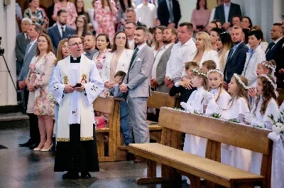 Maj to dla wielu najpiękniejszy miesiąc w roku. W liturgii Kościoła szczególnie wtedy czcimy Maryję oraz radujemy się ze Zmartwychwstania Pańskiego.
W niedzielę 12 maja w naszej Katedrze dzieci z klas III doświadczyły równie wielkiej radości po raz pierwszy w pełni uczestnicząc we Mszy Świętej. To niezwykłe spotkanie z Chrystusem w Komunii Świętej zostało poprzedzone przygotowaniem poprzez katechezy w szkole i spotkania w parafii, a także spowiedzią.
Poprzez niedzielną Eucharystie o godz. 12.00 celebrowaną przez ks. Krzysztofa Gołąbka, proboszcza naszej Katedry, 78 dzieci rozpoczęło wielką przygodę z Jezusem ukrytym w Najświętszym Sakramencie. Towarzyszyli im rodzice, którzy wraz ze swoimi dziećmi przygotowywali się do tego wydarzenia, a także najbliższa rodzina. Posługę w liturgii Mszy Świętej pełniły dzieci pierwszokomunijne oraz ich rodzice.
Wielka radość serc dzieci komunijnych promieniowała na wszystkich uczestników Mszy Świętej i przypominała zebranym na liturgii, że spotkanie z Jezusem Eucharystycznym to przywilej i wielkie szczęście. Czas tej wielkiej radości został przedłużony przez „Biały Tydzień”, w którym dzieci uczestniczyły w wieczornej Eucharystii, przyjmując Jezusa do swoich serc. 
Wszystkim dzieciom, które w tym roku przeżywały swoją Pierwszą Komunię Świętą, życzymy, aby nie gasł w nich zapał do poznawania Jezusa i Jego nauki, a radość, jaka towarzyszyła tym dniom, była nieodłączną towarzyszką ich spotkań z Jezusem w Eucharystii. A s. Julicie i ks. Julianowi dziękujemy za serce włożone w przygotowanie dzieci do tego wielkiego wydarzenia.
 
fot. Fotografia-64 Wacław Patro