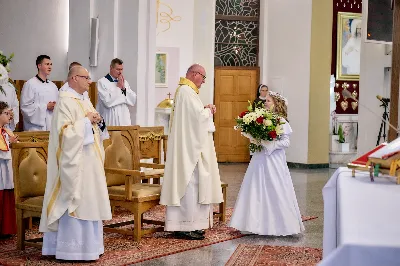 Maj to dla wielu najpiękniejszy miesiąc w roku. W liturgii Kościoła szczególnie wtedy czcimy Maryję oraz radujemy się ze Zmartwychwstania Pańskiego.
W niedzielę 12 maja w naszej Katedrze dzieci z klas III doświadczyły równie wielkiej radości po raz pierwszy w pełni uczestnicząc we Mszy Świętej. To niezwykłe spotkanie z Chrystusem w Komunii Świętej zostało poprzedzone przygotowaniem poprzez katechezy w szkole i spotkania w parafii, a także spowiedzią.
Poprzez niedzielną Eucharystie o godz. 12.00 celebrowaną przez ks. Krzysztofa Gołąbka, proboszcza naszej Katedry, 78 dzieci rozpoczęło wielką przygodę z Jezusem ukrytym w Najświętszym Sakramencie. Towarzyszyli im rodzice, którzy wraz ze swoimi dziećmi przygotowywali się do tego wydarzenia, a także najbliższa rodzina. Posługę w liturgii Mszy Świętej pełniły dzieci pierwszokomunijne oraz ich rodzice.
Wielka radość serc dzieci komunijnych promieniowała na wszystkich uczestników Mszy Świętej i przypominała zebranym na liturgii, że spotkanie z Jezusem Eucharystycznym to przywilej i wielkie szczęście. Czas tej wielkiej radości został przedłużony przez „Biały Tydzień”, w którym dzieci uczestniczyły w wieczornej Eucharystii, przyjmując Jezusa do swoich serc. 
Wszystkim dzieciom, które w tym roku przeżywały swoją Pierwszą Komunię Świętą, życzymy, aby nie gasł w nich zapał do poznawania Jezusa i Jego nauki, a radość, jaka towarzyszyła tym dniom, była nieodłączną towarzyszką ich spotkań z Jezusem w Eucharystii. A s. Julicie i ks. Julianowi dziękujemy za serce włożone w przygotowanie dzieci do tego wielkiego wydarzenia.
 
fot. Fotografia-64 Wacław Patro