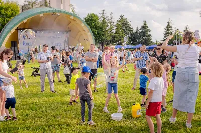 Od 3 do 9 czerwca 2024 r. w obchodzony był Tydzień Modlitw o Świętość Małżeństw i Rodzin, który przebiegał pod hasłem „Rodzinami do Maryi”. Zwieńczeniem tego tygodnia był Dzień Świętości Małżeństw i Rodzin zorganizowany przez Duszpasterstwo Rodzin Diecezji Rzeszowskiej. Z tej racji w katedrze rzeszowskiej odprawiono Mszę św., której przewodniczył bp Edward Białogłowski. W koncelebrze wzięło udział 10 kapłanów. Eucharystia zgromadziła małżeństwa i rodziny, pośród których szczególną grupę stanowiło 150 małżeństw, które w tym roku przeżywają 50. rocznicę zawarcia sakramentu małżeństwa. Po zakończeniu liturgii 150 małżeństw, które przeżywają w tym roku 50. rocznicę zawarcia sakramentu małżeństwa otrzymało okolicznościowe pismo podpisane przez bp. Jana Wątrobę. Kolejnym punktem obchodów Dnia Świętości Małżeństw i Rodzin był Piknik Rodzinny zorganizowany w Parku Papieskim. fot. Tadeusz Poźniak