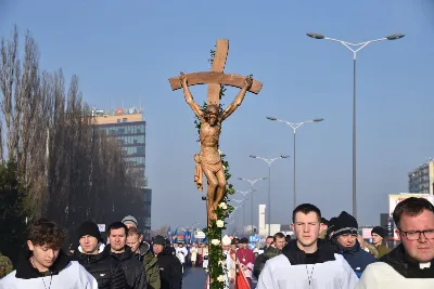 „Jesteśmy pielgrzymami do wiecznej ojczyzny. Pielgrzymka jest symbolem i ilustracją ludzkiego życia na ziemi i kondycji człowieka. Pielgrzym zaś to jedno z najpiękniejszych imion, jakie historia nadała człowiekowi” – mówił bp Jan Wątroba w katedrze rzeszowskiej podczas diecezjalnej inauguracji Roku Jubileuszowego 2025.
Uroczystości rozpoczęły się w kościele akademickim pw. św. Jadwigi Królowej w Rzeszowie. Tam odczytano fragment bulli „Spes non confundit”, a następnie procesja z Krzyżem jubileuszowym, ulicami miasta, dotarła do kościoła katedralnego.
Po dotarciu do katedry, przed głównym wejściem, wiernym obecnym na placu ukazano krzyż i odśpiewano hymn Roku Jubileuszowego 2025.
Kolejnym ważnym momentem liturgii było błogosławieństwo wody w chrzcielnicy, którą pokropiono wiernych uczestniczących we Mszy św.
Eucharystii przewodniczył bp Jan Wątroba, zaś w koncelebrze uczestniczyli bp Edward Białogłowski, bp Kazimierz Górny oraz ok. 50 kapłanów.
Homilię wygłosił bp Jan Wątroba. Po zakończeniu Mszy św. przedstawiciele 25 wspólnot parafialnych z rąk bp. Jana Wątroby odebrali świece jubileuszowe, a także dekrety ustanawiające kościoły jubileuszowe w diecezji rzeszowskiej. Podczas Mszy Swiętej śpiewał Katedralny Chór Chłopięco-Męski „Pueri Cantores Resovienses”.
Fot. ks. Jakub Oczkowicz

