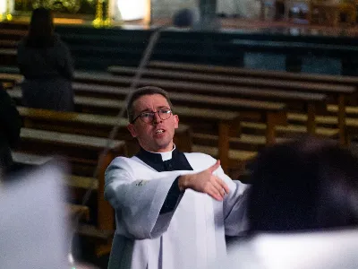 „Zaiste, godna jesteś, Matko, wszelkiej chwały, któraś między wszystkimi świętymi Najświętsze zrodziła Słowo. Od przyszłej kary wybaw nas, którzy pospołu do Ciebie wołamy: Alleluja”. Tymi słowami wychwalali Matkę Bożą zgromadzeni w rzeszowskiej katedrze w wigilię jednej z najważniejszych uroczystości w Kościele – uroczystości Niepokalanego Poczęcia Najświętszej Maryi Panny. W tym szczególnym dniu miało miejsce nabożeństwo Akatystu ku czci Bogurodzicy – jednego z najstarszych hymnów liturgicznych wychwalających Najświętszą Maryję Pannę.

Nabożeństwo zyskało szczególną rangę, gdyż wraz z wiernymi modlił się także Biskup Rzeszowski Jan Wątroba, co podkreślało doniosłość tego wydarzenia dla katedralnej wspólnoty.

Historia Akatystu sięga V wieku, a jego autorstwo przypisuje się świętemu Romanowi Pieśniarzowi. Według tradycji, święty otrzymał hymn w niezwykły sposób – miał się mu objawić we śnie Niebiański Wysłannik i wręczyć zwój z tekstem. Rankiem święty Roman wyśpiewał jego treść, a hymn ten przez wieki rozbrzmiewa ku czci Bogurodzicy. Według jednej z podań historycznych, Akatyst został po raz pierwszy wykonany 7 sierpnia 626 roku, gdy – za wstawiennictwem Maryi – miasto Konstantynopol zostało cudownie uratowane przed najazdem. Wtedy też mieszkańcy śpiewali hymn całą noc, stojąc na znak wdzięczności i czci.

Choć Akatyst wywodzi się z tradycji bizantyńskiej i jest ściśle związany z liturgią wschodnią, już w VIII wieku został przetłumaczony na łacinę, a później na wiele języków narodowych. W ten sposób trafił także do praktyki liturgicznej Kościoła Zachodniego. Współcześnie jest odmawiany i śpiewany w wielu kościołach w Polsce – zwłaszcza przy okazji uroczystości maryjnych, takich jak 8 grudnia (Niepokalane Poczęcie NMP) czy 25 marca (Zwiastowanie NMP).

Akatyst składa się z 24 zwrotek, które ułożone są według kolejnych liter alfabetu. Każda strofa wprowadza głęboką refleksję nad tajemnicą Wcielenia Słowa i rolą Maryi w planie zbawienia. Niezwykłym elementem tej modlitwy jest fakt, że każda dłuższa strofa rozpoczyna się uroczystym „Witaj”, a kończy wezwaniem „Witaj Oblubienico Dziewicza”. Ze względu na greckie znaczenie słowa akathistos („nie siedzący”), hymn wykonuje się na stojąco.

W przeddzień uroczystości Niepokalanego Poczęcia NMP wierni licznie zgromadzili się w rzeszowskiej katedrze, by wspólnie uwielbiać Tę, która została zachowana od zmazy pierworodnej. Wprowadzenia w modlitwę Akatystu dokonał ks. Julian Wybraniec, przypominając historię tego starożytnego nabożeństwa i objaśniając jego strukturę. Po uroczystej procesji wejścia, przy figurze Matki Bożej Fatimskiej, rozpoczęto modlitwę wezwaniem „O Waleczna Hetmanko”. Nabożeństwu przewodniczył ks. Karol Migut, wikariusz katedralny, a trzygłosowy śpiew poprowadziła Katedralna Schola Liturgiczna pod dyrekcją ks. Juliana Wybrańca.

Wyjątkowy klimat tej modlitwy podkreślały elementy pełne symboliki – figura Matki Bożej wielokrotnie okadzana, światła w świątyni niemal całkowicie zgaszone, a jedynym światłem stały się zapalone świece trzymane w dłoniach wiernych. Nabożeństwo zakończyło się uroczystym błogosławieństwem i rozesłaniem.

Bogactwo duchowe i teologiczne Akatystu pozwoliło uczestnikom nie tylko przygotować się do uroczystości Niepokalanego Poczęcia, ale także pogłębić refleksję nad rolą Maryi w Boskim planie zbawienia. Wyszeptane i uniesione modlitwy pomogły wiernym dostrzec, że Maryja jest Przewodniczką na drodze przygotowania do przyjścia Zbawiciela – zarówno w nadchodzącego Bożego Narodzenia, jak i w oczekiwanym powtórnym przyjściu Chrystusa na ziemię.

Niech ta modlitwa, odwieczna w swojej treści i dziś odżywająca przez wspólne uczestnictwo, pogłębi w nas wiarę, nadzieję i miłość – zwłaszcza w czasie Adwentu.

Angelika Karnasiewicz, fot. Antoni Ważny
