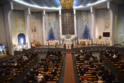 Uroczystej liturgii w uroczystość Objawienia Pańskiego w katedrze rzeszowskiej przewodniczył bp Jan Wątroba. W koncelebrze wziął udział bp Kazimierz Górny oraz kilkudziesięciu kapłanów. Szczególną intencją Eucharystii była modlitwa za bp. Kazimierza Górnego, obchodzącego 40. rocznicę sakry biskupiej oraz za bp. Edwarda Białogłowskiego, który święcenia biskupie przyjął 37 lat temu.
Na początku liturgii przedstawiciele parafii przekazali życzenia Biskupom Seniorom. Po odczytaniu Ewangelii, zgodnie z dawnym zwyczajem, wygłoszono Anuncjacę, czyli ogłoszenie dat Świąt Paschalnych i innych świąt ruchomych w bieżącym roku liturgicznym. Obrzęd ten ma na celu przypomnienie, że całe życie chrześcijanina i liturgia Kościoła, zmierzają ku najważniejszej tajemnicy, Paschy Chrystusa. Podczas liturgii, zgodnie ze świątecznym zwyczajem, pobłogosławiono kredę i kadzidło.
Na zakończenie Mszy św. bp Kazimierz Górny podziękował uczestnikom liturgii za wspólną modlitwę i przekazane życzenia. fot. ks. Jakub Oczkowicz