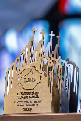 W niedzielę 11 stycznia 2026 r., na zakończenie rodzinnej Mszy Świętej o godz. 12.00, odbyło się uroczyste podsumowanie roku formacyjnego Liturgicznej Służby Ołtarza Katedry Rzeszowskiej.

Statuetkę Złotego Ministranta otrzymali Karol Kowalski oraz Dawid Pruchnicki.
Statuetkę Srebrnego Ministranta otrzymał Piotr Warzybok.
Statuetkę Brązowego Ministranta otrzymał Paweł Górka.

Wszystkim nagrodzonym serdecznie gratulujemy, a pozostałych ministrantów zachęcamy do dalszej, wytrwałej i gorliwej służby przy ołtarzu.

Serdecznie dziękujemy osobom i firmom wspierającym działalność Liturgicznej Służby Ołtarza:
– Państwu Jolancie i Sławomirowi Zawidlakom (Majstal – cięcie laserowe),
– Państwu Sylwii i Łukaszowi Kowalskim (drukowalscy.pl) za przygotowanie projektu i ufundowanie statuetek,
– Państwu Annie i Sławomirowi Wilkom (Matteo Travel – Biuro Podróży) za wsparcie finansowe, które umożliwia ministrantom nieodpłatne korzystanie z hali sportowej.

Wyrażamy wdzięczność wszystkim parafianom, którzy w uroczystość Objawienia Pańskiego zakupili „kadzidło”, wspierając w ten sposób Fundusz Ministrancki.

Dziękujemy przede wszystkim ks. Pawłowi Wójcikowi za codzienną troskę, opiekę i formację Liturgicznej Służby Ołtarza.

Zapraszamy wszystkich chłopców, którzy chcieliby dołączyć do grona Liturgicznej Służby Ołtarza. Służba przy ołtarzu to piękna droga pogłębiania wiary, nauki odpowiedzialności oraz współtworzenia piękna liturgii.

Fot. Joanna Prasoł