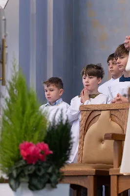 W niedzielę 11 stycznia 2026 r., na zakończenie rodzinnej Mszy Świętej o godz. 12.00, odbyło się uroczyste podsumowanie roku formacyjnego Liturgicznej Służby Ołtarza Katedry Rzeszowskiej.

Statuetkę Złotego Ministranta otrzymali Karol Kowalski oraz Dawid Pruchnicki.
Statuetkę Srebrnego Ministranta otrzymał Piotr Warzybok.
Statuetkę Brązowego Ministranta otrzymał Paweł Górka.

Wszystkim nagrodzonym serdecznie gratulujemy, a pozostałych ministrantów zachęcamy do dalszej, wytrwałej i gorliwej służby przy ołtarzu.

Serdecznie dziękujemy osobom i firmom wspierającym działalność Liturgicznej Służby Ołtarza:
– Państwu Jolancie i Sławomirowi Zawidlakom (Majstal – cięcie laserowe),
– Państwu Sylwii i Łukaszowi Kowalskim (drukowalscy.pl) za przygotowanie projektu i ufundowanie statuetek,
– Państwu Annie i Sławomirowi Wilkom (Matteo Travel – Biuro Podróży) za wsparcie finansowe, które umożliwia ministrantom nieodpłatne korzystanie z hali sportowej.

Wyrażamy wdzięczność wszystkim parafianom, którzy w uroczystość Objawienia Pańskiego zakupili „kadzidło”, wspierając w ten sposób Fundusz Ministrancki.

Dziękujemy przede wszystkim ks. Pawłowi Wójcikowi za codzienną troskę, opiekę i formację Liturgicznej Służby Ołtarza.

Zapraszamy wszystkich chłopców, którzy chcieliby dołączyć do grona Liturgicznej Służby Ołtarza. Służba przy ołtarzu to piękna droga pogłębiania wiary, nauki odpowiedzialności oraz współtworzenia piękna liturgii.

Fot. Joanna Prasoł