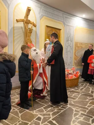 6 grudnia św. Mikołaj przybył także do naszej Katedry. Nie przyszedł z pustymi rękami. Obdarował grzeczne dzieci prezentami i porozmawiał z każdym, kto do niego podszedł. Przekazujemy pozdrowienia od św. Mikołaja dla całej parafii i obietnicę wizyty w przyszłym roku.