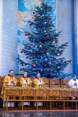 W wigilię uroczystości Bożego Narodzenia w rzeszowskiej katedrze została odprawiona tzw. Msza pasterzy, popularnie zwana „Pasterką”. Uroczystej Eucharystii na rozpoczęcie liturgicznego okresu Bożego Narodzenia przewodniczył bp Jan Wątroba, Pasterz Diecezji Rzeszowskiej. Po procesji wejścia, ks. Krzysztof Gołąbek, proboszcz parafii katedralnej, złożył figurkę Dzieciątka Jezus w symbolicznym żłóbku. Liturgia Słowa podkreślała radość z narodzenia oczekiwanego Mesjasza: „Dziś się narodził Chrystus Pan, Zbawiciel”. Homilię wygłosił bp Jan Wątroba. Na zakończenie uroczystej Eucharystii ks. Krzysztof Gołąbek złożył świąteczne życzenia wszystkim obecnym w katedrze oraz radiosłuchaczom Katolickiego Radia VIA. fot. Joanna Prasoł