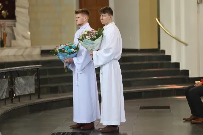 „Eucharystia powinna nas prowadzić do odkrycia kapłańskiej misji Ludu Bożego, kapłańskiej misji każdego z nas” – powiedział Biskup Rzeszowski podczas Mszy Wieczerzy Pańskiej, której przewodniczył w katedrze rzeszowskiej w Wielki Czwartek, 2 kwietnia 2026 r.

Podczas uroczystej liturgii Wielkiego Czwartku w katedrze rzeszowskiej, której przewodniczył bp Jan Wątroba, wierni zostali zaproszeni do refleksji nad tajemnicą Eucharystii, kapłaństwa oraz powołania całego Ludu Bożego do udziału w misji Chrystusa. Na zakończenie homilii biskup zachęcił do szczególnej modlitwy za kapłanów, zwłaszcza tych przeżywających trudności i kryzysy. „Panie Jezu, dobry pasterzu i towarzyszu wędrówki, dziś powierzamy Ci wszystkich kapłanów, ale zwłaszcza tych, którzy przechodzą chwilę kryzysu” – powiedział Biskup Rzeszowski. Wezwał także wspólnotę wiernych do troski o kapłanów poprzez modlitwę, życzliwość i wsparcie.

Wielkoczwartkowa liturgia w katedrze rzeszowskiej stała się nie tylko dziękczynieniem za dar Eucharystii i kapłaństwa, ale także wezwaniem do odnowienia świadomości odpowiedzialności każdego wiernego za życie Kościoła i świadectwo wiary w świecie. fot. ks. Jakub Oczkowicz