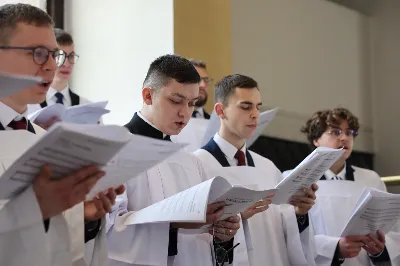 „Eucharystia powinna nas prowadzić do odkrycia kapłańskiej misji Ludu Bożego, kapłańskiej misji każdego z nas” – powiedział Biskup Rzeszowski podczas Mszy Wieczerzy Pańskiej, której przewodniczył w katedrze rzeszowskiej w Wielki Czwartek, 2 kwietnia 2026 r.

Podczas uroczystej liturgii Wielkiego Czwartku w katedrze rzeszowskiej, której przewodniczył bp Jan Wątroba, wierni zostali zaproszeni do refleksji nad tajemnicą Eucharystii, kapłaństwa oraz powołania całego Ludu Bożego do udziału w misji Chrystusa. Na zakończenie homilii biskup zachęcił do szczególnej modlitwy za kapłanów, zwłaszcza tych przeżywających trudności i kryzysy. „Panie Jezu, dobry pasterzu i towarzyszu wędrówki, dziś powierzamy Ci wszystkich kapłanów, ale zwłaszcza tych, którzy przechodzą chwilę kryzysu” – powiedział Biskup Rzeszowski. Wezwał także wspólnotę wiernych do troski o kapłanów poprzez modlitwę, życzliwość i wsparcie.

Wielkoczwartkowa liturgia w katedrze rzeszowskiej stała się nie tylko dziękczynieniem za dar Eucharystii i kapłaństwa, ale także wezwaniem do odnowienia świadomości odpowiedzialności każdego wiernego za życie Kościoła i świadectwo wiary w świecie. fot. ks. Jakub Oczkowicz