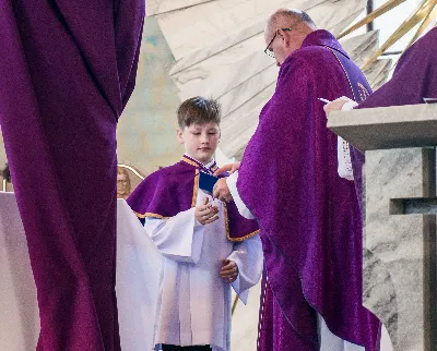 W V Niedzielę Wielkiego Postu, podczas Mszy Świętej o godz. 12:00, ks. Krzysztof Gołąbek – proboszcz naszej Katedry, przyjął do grona Liturgicznej Służby Ołtarza siedmiu nowych ministrantów.  Po odpowiednim przygotowaniu, pod czujnym okiem ks. Pawła Wójcika oraz animatorów Adama i Miłosza, chłopcy otrzymali stopień ministranta choralisty – po raz pierwszy założyli kołnierzyki i otrzymali legitymacje ministranckie. To wyjątkowy moment i ogromna radość dla naszej wspólnoty! Podczas Mszy Świętej zaśpiewała Dziewczęca Schola Katedralna. Serdecznie gratulujemy chłopcom odwagi oraz życzymy wytrwałości w tej pięknej służbie przy Ołtarzu Pana Jezusa. Jeśli chcesz dołączyć do grona ministrantów – serdecznie zapraszamy! Zainteresowanych prosimy o kontakt z ks. Pawłem Wójcikiem.
fot. Antoni Ważny