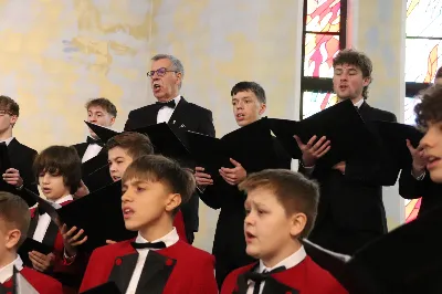 W niedzielę, 16 listopada, w Katedrze pw. Najświętszego Serca Pana Jezusa w Rzeszowie odbyła się uroczysta Msza Święta z okazji jubileuszu 40-lecia Katedralnego Chóru Chłopięco-Męskiego „Pueri Cantores Resovienses”. Eucharystii przewodniczył ks. Krzysztof Gołąbek, proboszcz Katedry.

Pod batutą Aleksandry Fiołek-Matuszewskiej oraz chórzysty Marcelego Kyca chór wykonał kilka utworów ze swojego repertuaru, wypełniając Katedrę pięknem muzyki sakralnej.

Wyjątkowym momentem było przyjęcie dziesięciu chłopców do grona chórzystów. W asyście prezesa chóru, Ryszarda Bieńka, młodzi śpiewacy złożyli uroczyste przyrzeczenie godnego reprezentowania chóru, Katedry Rzeszowskiej i miasta.

Radość przeżywały także dzieci przygotowujące się do I Komunii Świętej, które podczas Mszy Świętej otrzymały swoje pierwsze modlitewniki. W homilii ks. Julian Wybraniec, duszpasterz chóru z ramienia bpa Jana Wątroby, przypomniał o znaczeniu modlitewnika w życiu każdego chrześcijanina.

Przed nami kolejna uroczystość! Już 24 listopada o godz. 18.00 w Instytucie Teologiczno-Pastoralnym w Rzeszowie odbędzie się wyjątkowy koncert jubileuszowy. 

fot. Patrycja Pelczar Reszko