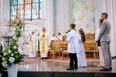 Maj to dla wielu najpiękniejszy miesiąc w roku. W liturgii Kościoła szczególnie wtedy czcimy Maryję oraz radujemy się ze Zmartwychwstania Pańskiego.
W niedzielę 12 maja w naszej Katedrze dzieci z klas III doświadczyły równie wielkiej radości po raz pierwszy w pełni uczestnicząc we Mszy Świętej. To niezwykłe spotkanie z Chrystusem w Komunii Świętej zostało poprzedzone przygotowaniem poprzez katechezy w szkole i spotkania w parafii, a także spowiedzią.
Poprzez niedzielną Eucharystie o godz. 12.00 celebrowaną przez ks. Krzysztofa Gołąbka, proboszcza naszej Katedry, 78 dzieci rozpoczęło wielką przygodę z Jezusem ukrytym w Najświętszym Sakramencie. Towarzyszyli im rodzice, którzy wraz ze swoimi dziećmi przygotowywali się do tego wydarzenia, a także najbliższa rodzina. Posługę w liturgii Mszy Świętej pełniły dzieci pierwszokomunijne oraz ich rodzice.
Wielka radość serc dzieci komunijnych promieniowała na wszystkich uczestników Mszy Świętej i przypominała zebranym na liturgii, że spotkanie z Jezusem Eucharystycznym to przywilej i wielkie szczęście. Czas tej wielkiej radości został przedłużony przez „Biały Tydzień”, w którym dzieci uczestniczyły w wieczornej Eucharystii, przyjmując Jezusa do swoich serc. 
Wszystkim dzieciom, które w tym roku przeżywały swoją Pierwszą Komunię Świętą, życzymy, aby nie gasł w nich zapał do poznawania Jezusa i Jego nauki, a radość, jaka towarzyszyła tym dniom, była nieodłączną towarzyszką ich spotkań z Jezusem w Eucharystii. A s. Julicie i ks. Julianowi dziękujemy za serce włożone w przygotowanie dzieci do tego wielkiego wydarzenia.
 
fot. Fotografia-64 Wacław Patro