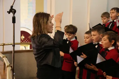 W drugi dzień oktawy Narodzenia Pańskiego o godz. 12.00 w Rzeszowskiej Katedrze została odprawiona uroczysta Eucharystia ku czci św. Szczepana, pierwszego męczennika oraz odbyło się spotkanie opłatkowe Katedralnego Chóru Chłopięco-Męskiego „Pueri Cantores Resovienses”. Eucharystii przewodniczył bp Edward Białogłowski – biskupa pomocniczy senior, a w koncelebrze uczestniczyli ks. Krzysztof Gołąbek – prepozyt kapituły katedralnej i proboszcz Katedry oraz ks. Paweł Matuszewski – notariusz rzeszowskiej Kurii. Kolędy podczas liturgii wykonał Katedralny Chór Chłopięco-Męski „Pueri Cantores Resovienses” pod dyrekcją pani Aleksandry Fiołek-Matuszewskiej. Po Eucharystii, w sali papieskiej odbyło się spotkanie opłatkowe katedralnego chóru. Życzenia błogosławieństwa Bożego od Nowonarodzonego Chrystusa złożył bp Edward Białogłowski. W tradycyjnym przełamaniu opłatkiem, oprócz koncelebrujących Mszę Świętą księży, uczestniczyli: pani Aleksandra Fiołek-Matuszewska – dyrygent chóru, pan Ryszard Bieniek – prezes chóru, ks. Julian Wybraniec, duszpasterz chóru z ramienia Biskupa Rzeszowskiego Jana Wątroby, członkowie zarządu chóru oraz rodzice chórzystów. Fot. Patrycja Pelczar Reszko