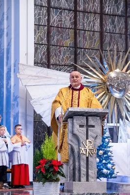 W wigilię uroczystości Bożego Narodzenia w rzeszowskiej katedrze została odprawiona tzw. Msza pasterzy, popularnie zwana „Pasterką”. Uroczystej Eucharystii na rozpoczęcie liturgicznego okresu Bożego Narodzenia przewodniczył bp Jan Wątroba, Pasterz Diecezji Rzeszowskiej. Po procesji wejścia, ks. Krzysztof Gołąbek, proboszcz parafii katedralnej, złożył figurkę Dzieciątka Jezus w symbolicznym żłóbku. Liturgia Słowa podkreślała radość z narodzenia oczekiwanego Mesjasza: „Dziś się narodził Chrystus Pan, Zbawiciel”. Homilię wygłosił bp Jan Wątroba. Na zakończenie uroczystej Eucharystii ks. Krzysztof Gołąbek złożył świąteczne życzenia wszystkim obecnym w katedrze oraz radiosłuchaczom Katolickiego Radia VIA. fot. Joanna Prasoł