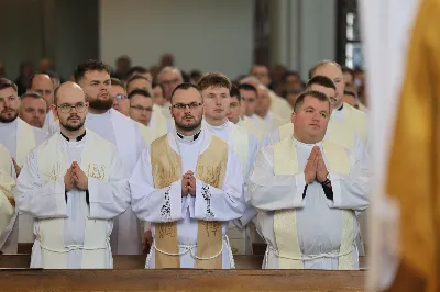 „Eucharystia powinna nas prowadzić do odkrycia kapłańskiej misji Ludu Bożego, kapłańskiej misji każdego z nas” – powiedział Biskup Rzeszowski podczas Mszy Wieczerzy Pańskiej, której przewodniczył w katedrze rzeszowskiej w Wielki Czwartek, 2 kwietnia 2026 r.

Podczas uroczystej liturgii Wielkiego Czwartku w katedrze rzeszowskiej, której przewodniczył bp Jan Wątroba, wierni zostali zaproszeni do refleksji nad tajemnicą Eucharystii, kapłaństwa oraz powołania całego Ludu Bożego do udziału w misji Chrystusa. Na zakończenie homilii biskup zachęcił do szczególnej modlitwy za kapłanów, zwłaszcza tych przeżywających trudności i kryzysy. „Panie Jezu, dobry pasterzu i towarzyszu wędrówki, dziś powierzamy Ci wszystkich kapłanów, ale zwłaszcza tych, którzy przechodzą chwilę kryzysu” – powiedział Biskup Rzeszowski. Wezwał także wspólnotę wiernych do troski o kapłanów poprzez modlitwę, życzliwość i wsparcie.

Wielkoczwartkowa liturgia w katedrze rzeszowskiej stała się nie tylko dziękczynieniem za dar Eucharystii i kapłaństwa, ale także wezwaniem do odnowienia świadomości odpowiedzialności każdego wiernego za życie Kościoła i świadectwo wiary w świecie. fot. ks. Jakub Oczkowicz