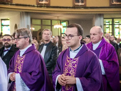 W V Niedzielę Wielkiego Postu, podczas Mszy Świętej o godz. 12:00, ks. Krzysztof Gołąbek – proboszcz naszej Katedry, przyjął do grona Liturgicznej Służby Ołtarza siedmiu nowych ministrantów.  Po odpowiednim przygotowaniu, pod czujnym okiem ks. Pawła Wójcika oraz animatorów Adama i Miłosza, chłopcy otrzymali stopień ministranta choralisty – po raz pierwszy założyli kołnierzyki i otrzymali legitymacje ministranckie. To wyjątkowy moment i ogromna radość dla naszej wspólnoty! Podczas Mszy Świętej zaśpiewała Dziewczęca Schola Katedralna. Serdecznie gratulujemy chłopcom odwagi oraz życzymy wytrwałości w tej pięknej służbie przy Ołtarzu Pana Jezusa. Jeśli chcesz dołączyć do grona ministrantów – serdecznie zapraszamy! Zainteresowanych prosimy o kontakt z ks. Pawłem Wójcikiem.
fot. Antoni Ważny