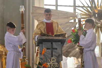 „Eucharystia powinna nas prowadzić do odkrycia kapłańskiej misji Ludu Bożego, kapłańskiej misji każdego z nas” – powiedział Biskup Rzeszowski podczas Mszy Wieczerzy Pańskiej, której przewodniczył w katedrze rzeszowskiej w Wielki Czwartek, 2 kwietnia 2026 r.

Podczas uroczystej liturgii Wielkiego Czwartku w katedrze rzeszowskiej, której przewodniczył bp Jan Wątroba, wierni zostali zaproszeni do refleksji nad tajemnicą Eucharystii, kapłaństwa oraz powołania całego Ludu Bożego do udziału w misji Chrystusa. Na zakończenie homilii biskup zachęcił do szczególnej modlitwy za kapłanów, zwłaszcza tych przeżywających trudności i kryzysy. „Panie Jezu, dobry pasterzu i towarzyszu wędrówki, dziś powierzamy Ci wszystkich kapłanów, ale zwłaszcza tych, którzy przechodzą chwilę kryzysu” – powiedział Biskup Rzeszowski. Wezwał także wspólnotę wiernych do troski o kapłanów poprzez modlitwę, życzliwość i wsparcie.

Wielkoczwartkowa liturgia w katedrze rzeszowskiej stała się nie tylko dziękczynieniem za dar Eucharystii i kapłaństwa, ale także wezwaniem do odnowienia świadomości odpowiedzialności każdego wiernego za życie Kościoła i świadectwo wiary w świecie. fot. ks. Jakub Oczkowicz